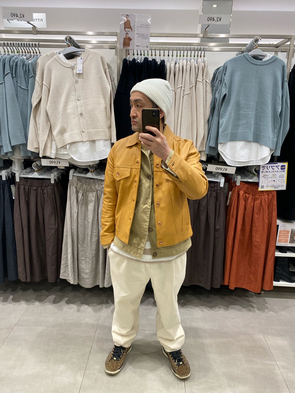 ブルー系のその他パンツ、その他のスニーカー、ベージュ系のジャケット/アウターを着用したメンズの冬コーディネートの3枚目の写真