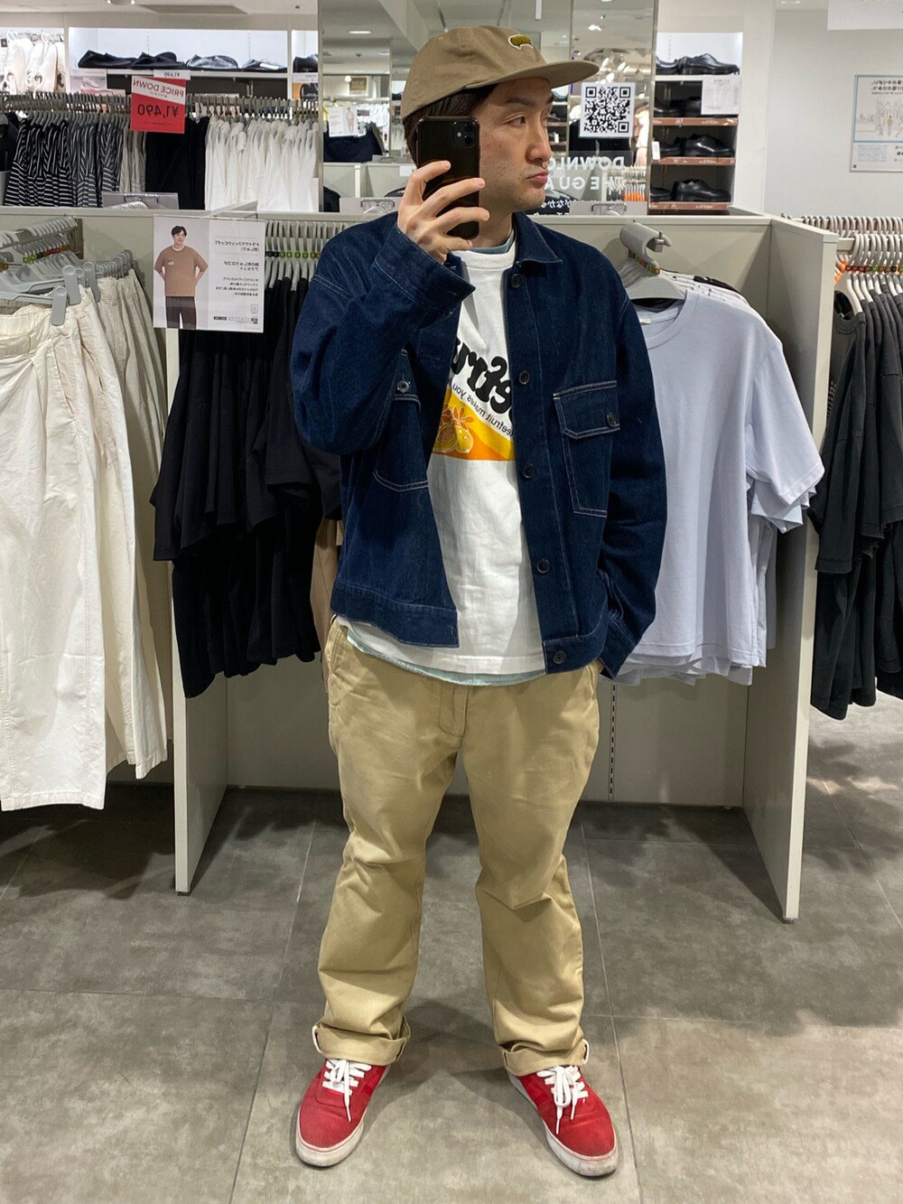 ブルー系のデニムジャケット、ホワイト系のTシャツ/カットソー、ベージュ系のチノパンツを着用したメンズの春コーディネートの3枚目の写真