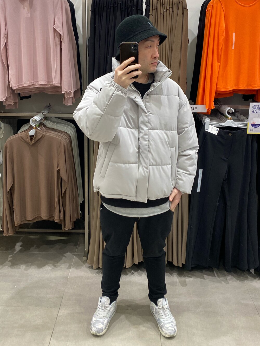 グレー系のダウンジャケット/コート、ブラック系のスウェット、ブラック系のスウェットパンツを着用したメンズの冬コーディネートの4枚目の写真