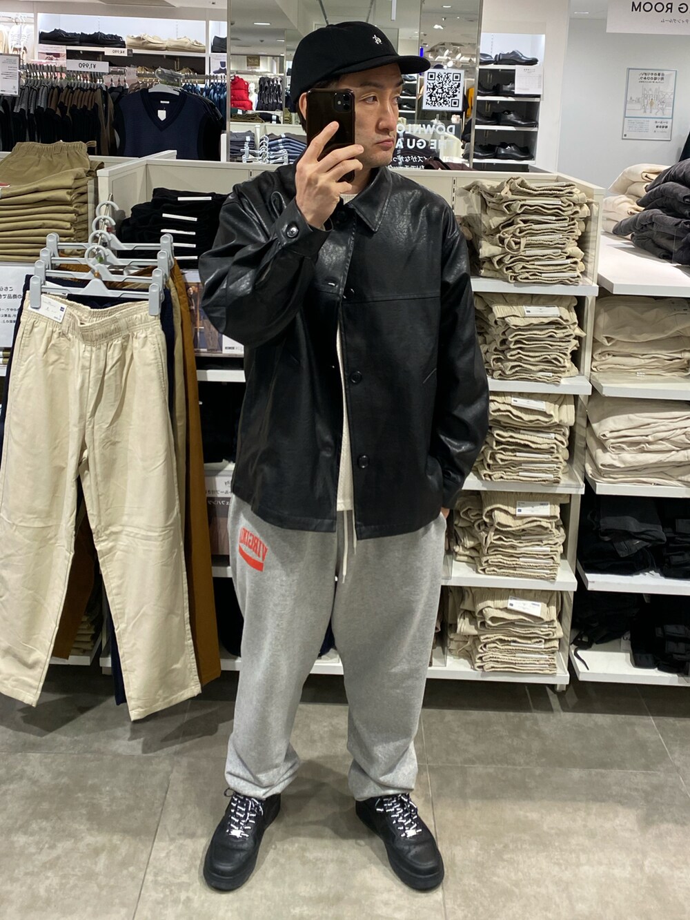 ブラック系のジャケット/アウター、ホワイト系のニット/セーター、グレー系のスウェットパンツを着用したメンズの秋コーディネートの3枚目の写真