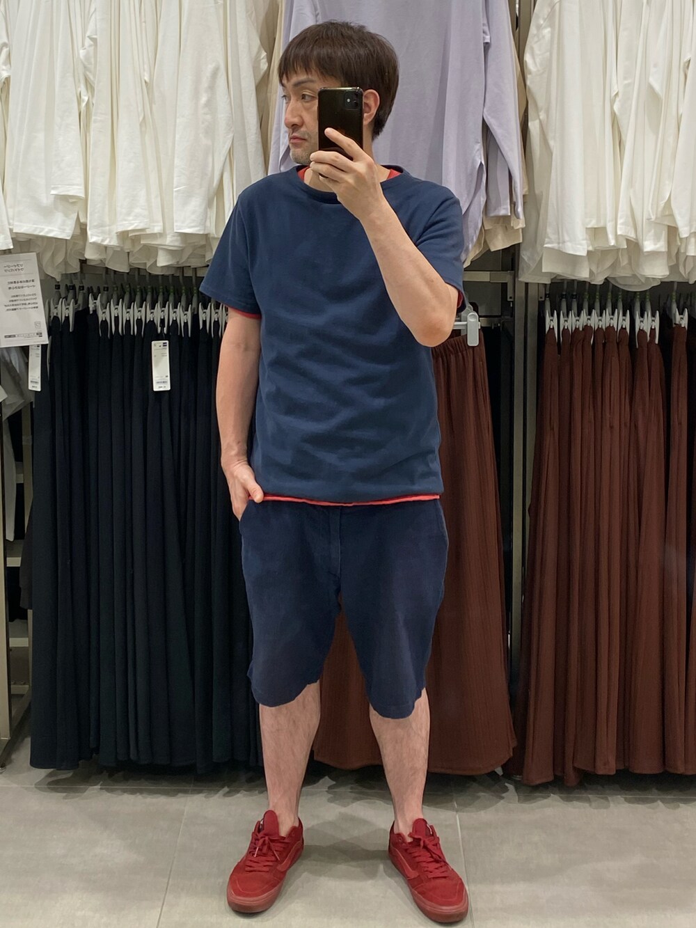 ブルー系のTシャツ/カットソー、ブルー系のその他パンツ、レッド系のスニーカーを着用したメンズの夏コーディネートの3枚目の写真