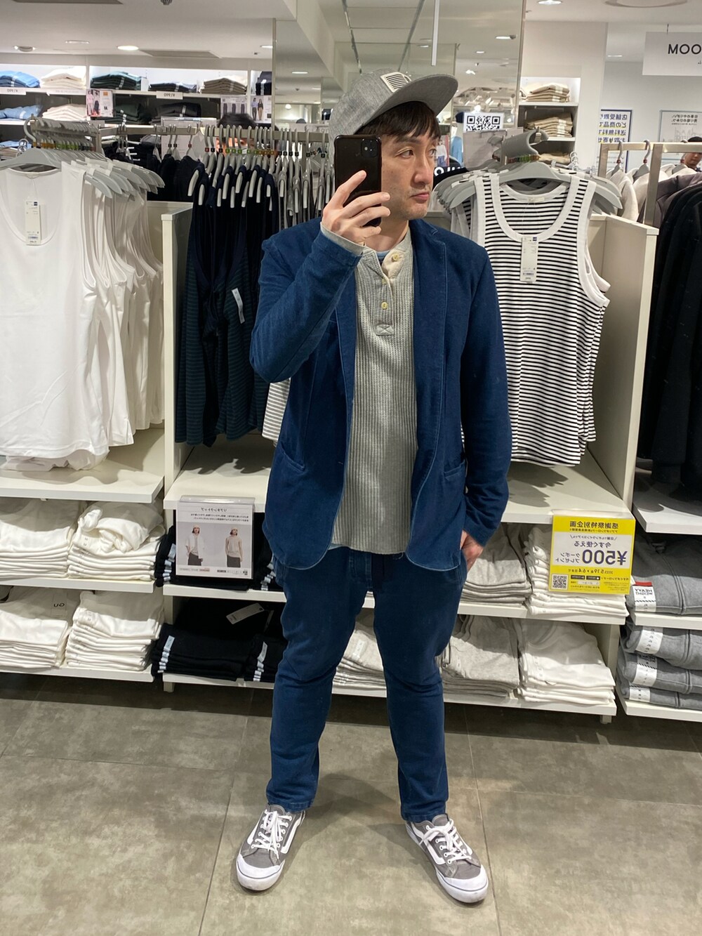 グレー系のスニーカー、ブルー系のスウェットパンツ、ブルー系のテーラードジャケットを着用したメンズの春コーディネートの3枚目の写真