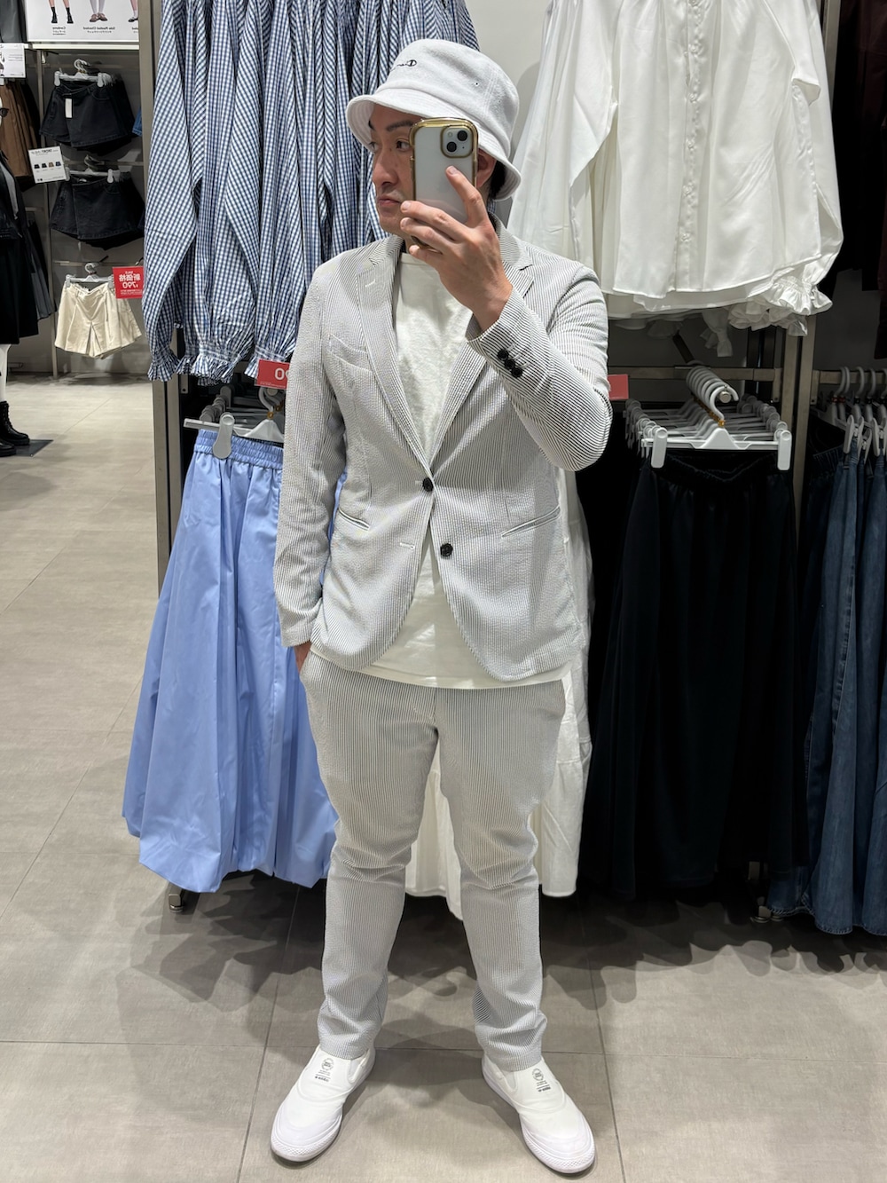 その他のスラックス、ホワイト系のスリッポン、グレー系のテーラードジャケットを着用したメンズの秋コーディネートの2枚目の写真