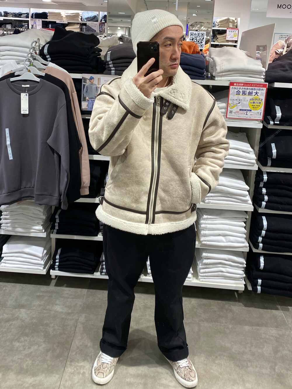 ホワイト系のブルゾン、その他のスニーカー、ブラック系のチノパンツを着用したメンズの冬コーディネートの4枚目の写真