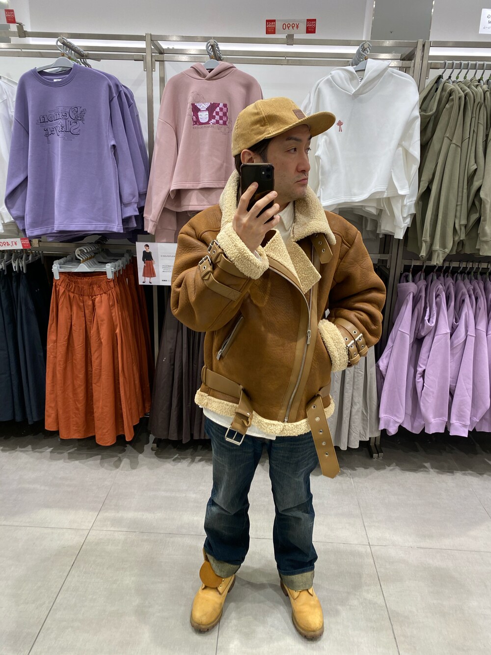 ブルー系のデニムパンツ、ベージュ系のブーツ、ブラウン系のムートンコートを着用したメンズの冬コーディネートの2枚目の写真