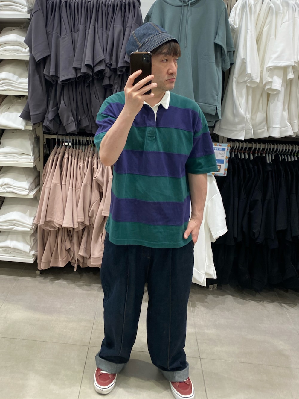 その他のその他トップス、ブルー系のデニムパンツ、レッド系のスニーカーを着用したメンズの夏コーディネートの2枚目の写真