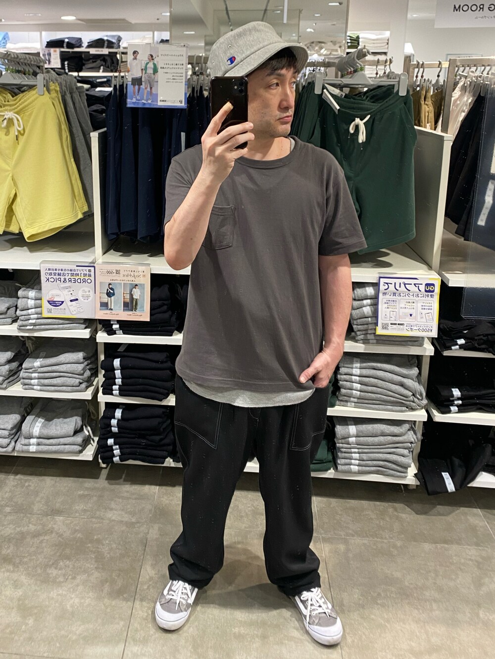 ブラック系のTシャツ/カットソー、グレー系のスニーカー、グレー系のハットを着用したメンズの夏コーディネートの2枚目の写真