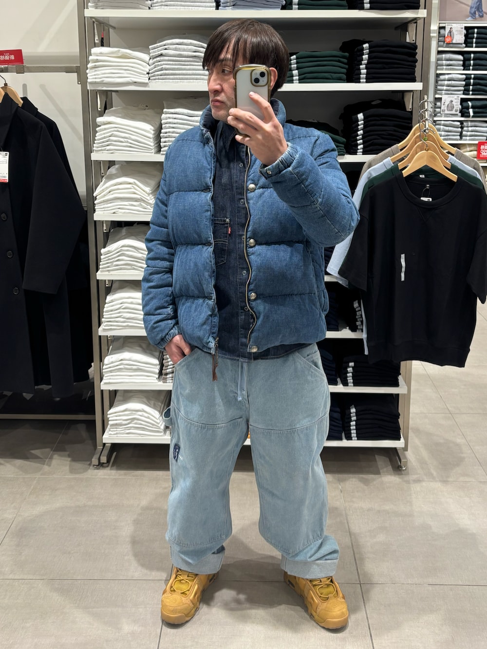 ベージュ系のスニーカー、ブルー系のその他パンツを着用したメンズの春コーディネートの2枚目の写真