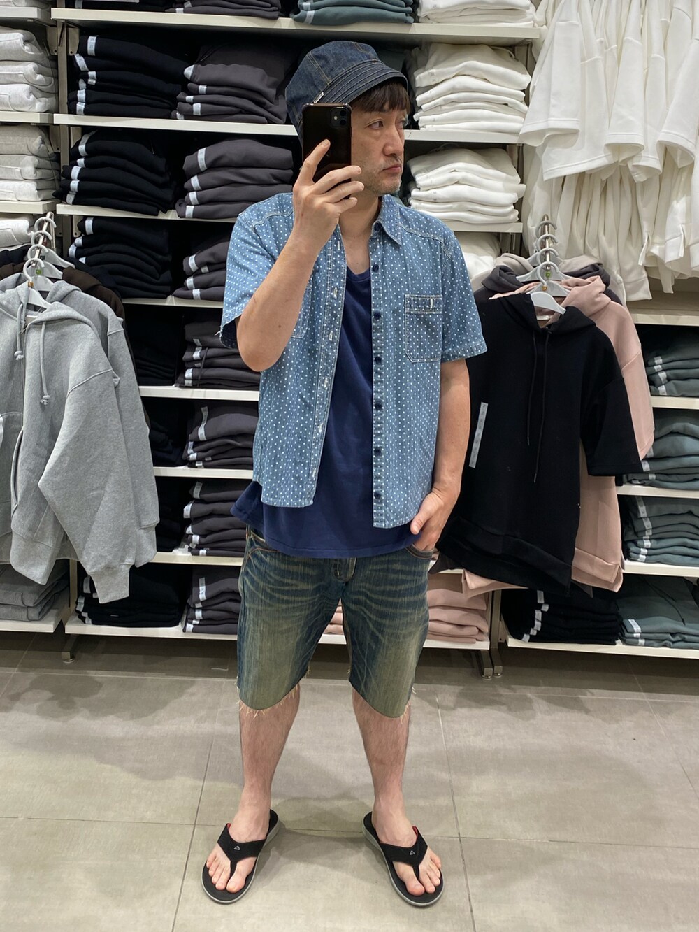 ブルー系のTシャツ/カットソー、ブルー系のシャツ/ブラウス、ブラック系のビーチサンダルを着用したメンズの夏コーディネートの2枚目の写真