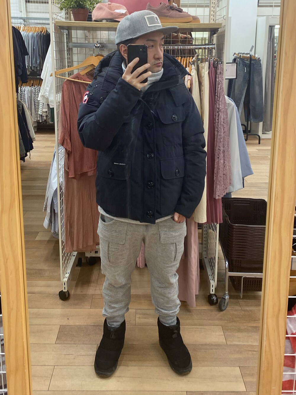 グレー系のスウェットパンツ、ブラック系のブーツ、グレー系のスウェットを着用したメンズの春コーディネートの4枚目の写真