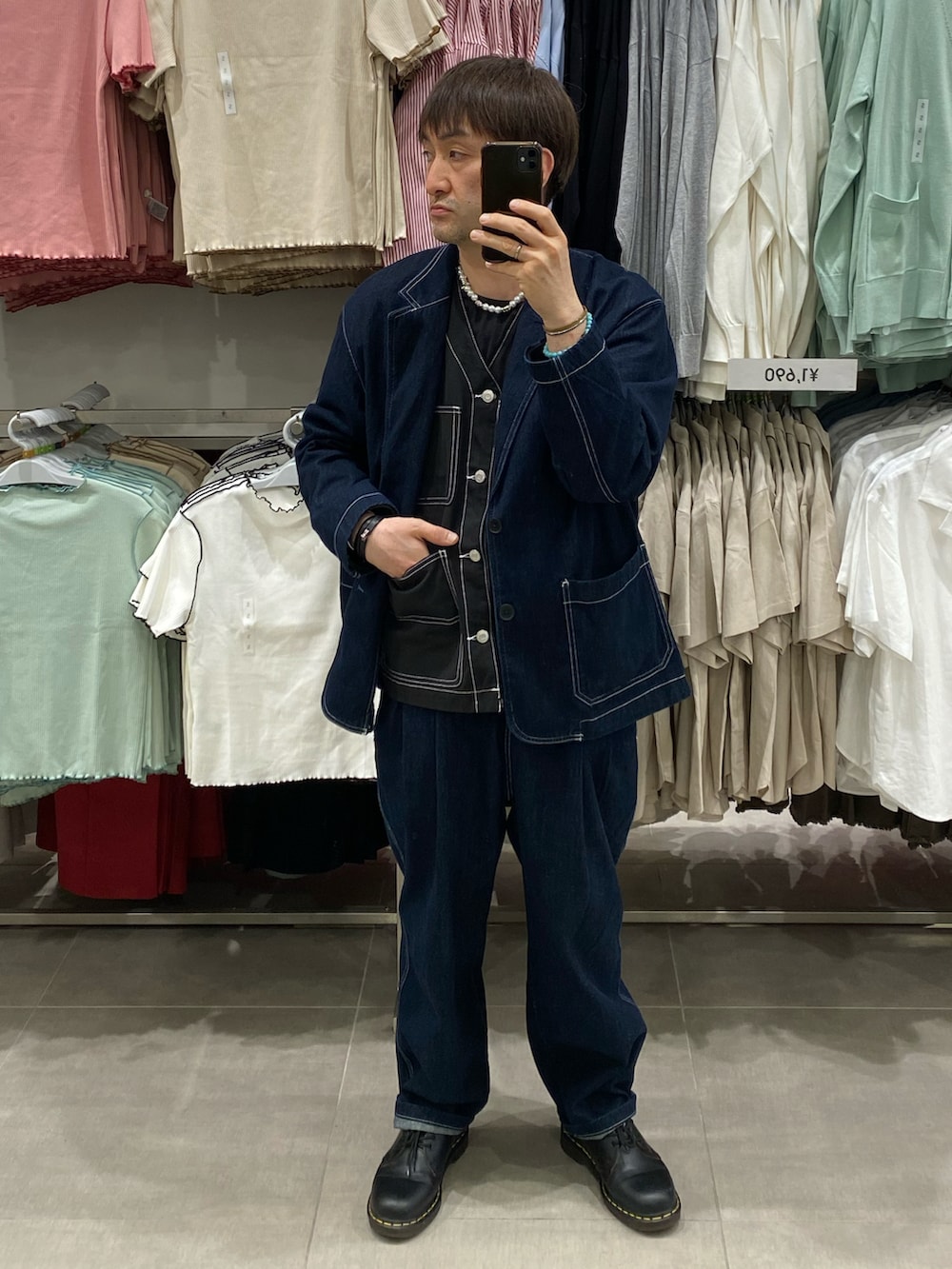 ブルー系のデニムジャケット、ブルー系のデニムパンツ、ブラック系のドレスシューズを着用したメンズの春コーディネートの3枚目の写真