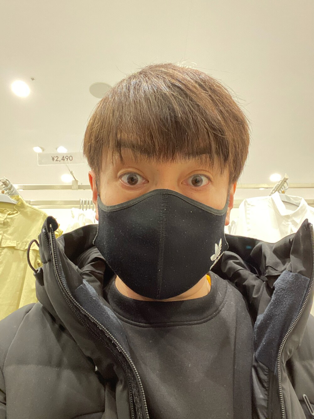 ブラック系のダウンジャケット/コート、ブラック系のスウェット、イエロー系のTシャツ/カットソーを着用したメンズの冬コーディネートの5枚目の写真