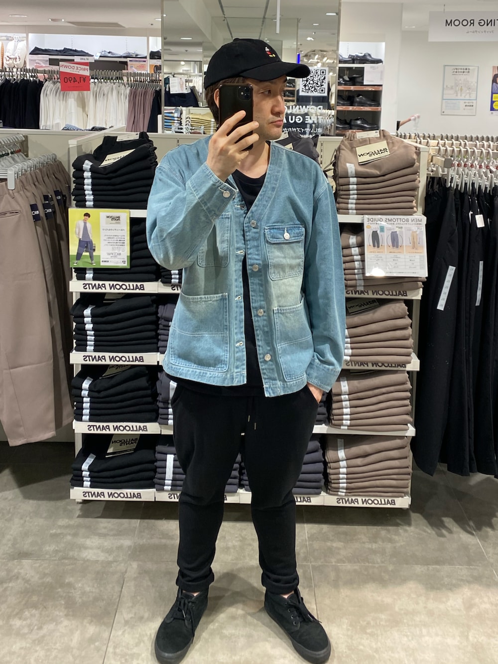 ブルー系のその他アウター、ブラック系のその他パンツ、ブラック系のスニーカーを着用したメンズの春コーディネートの2枚目の写真