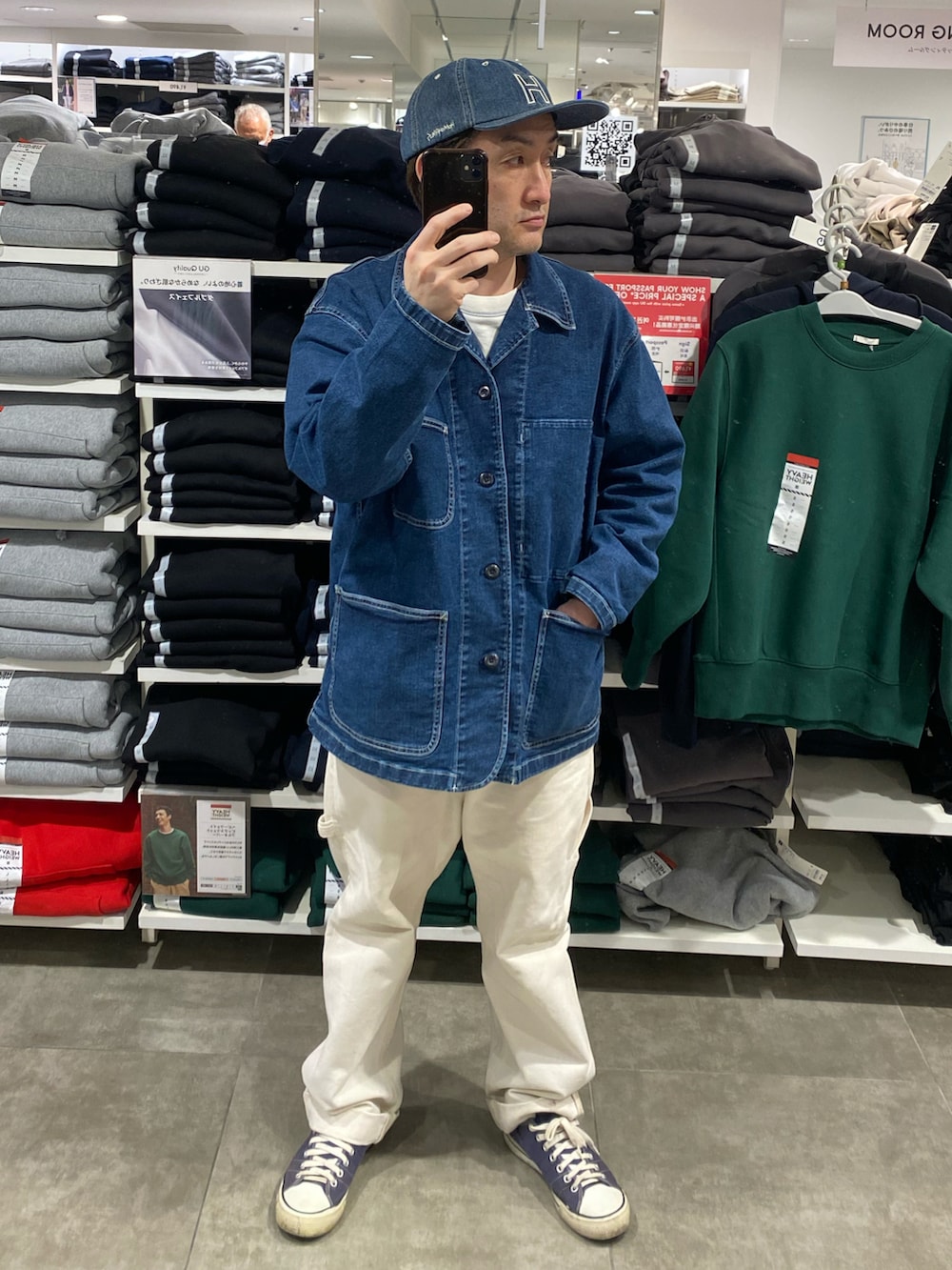 ブルー系のカバーオール、ホワイト系のその他パンツ、ブルー系のスニーカーを着用したメンズの春コーディネートの4枚目の写真