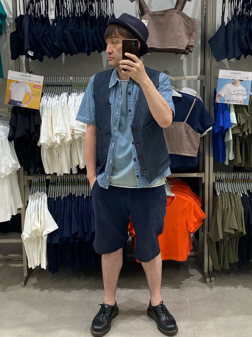 ブルー系のシャツ/ブラウス、ブルー系のその他パンツ、ブラック系のドレスシューズを着用したメンズの夏コーディネートの3枚目の写真