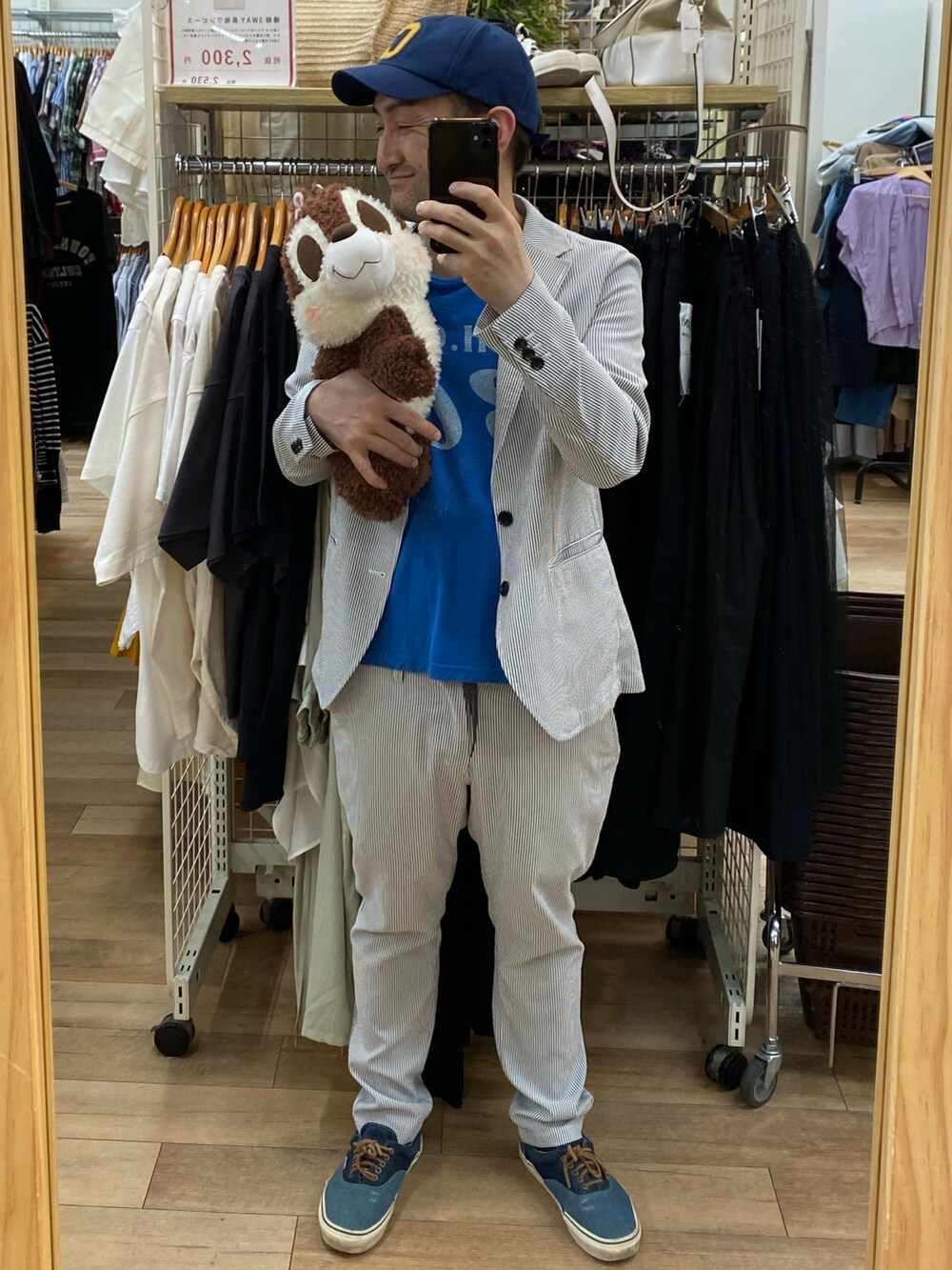 ブルー系のTシャツ/カットソー、その他のテーラードジャケット、その他のスラックスを着用したメンズの夏コーディネートの2枚目の写真