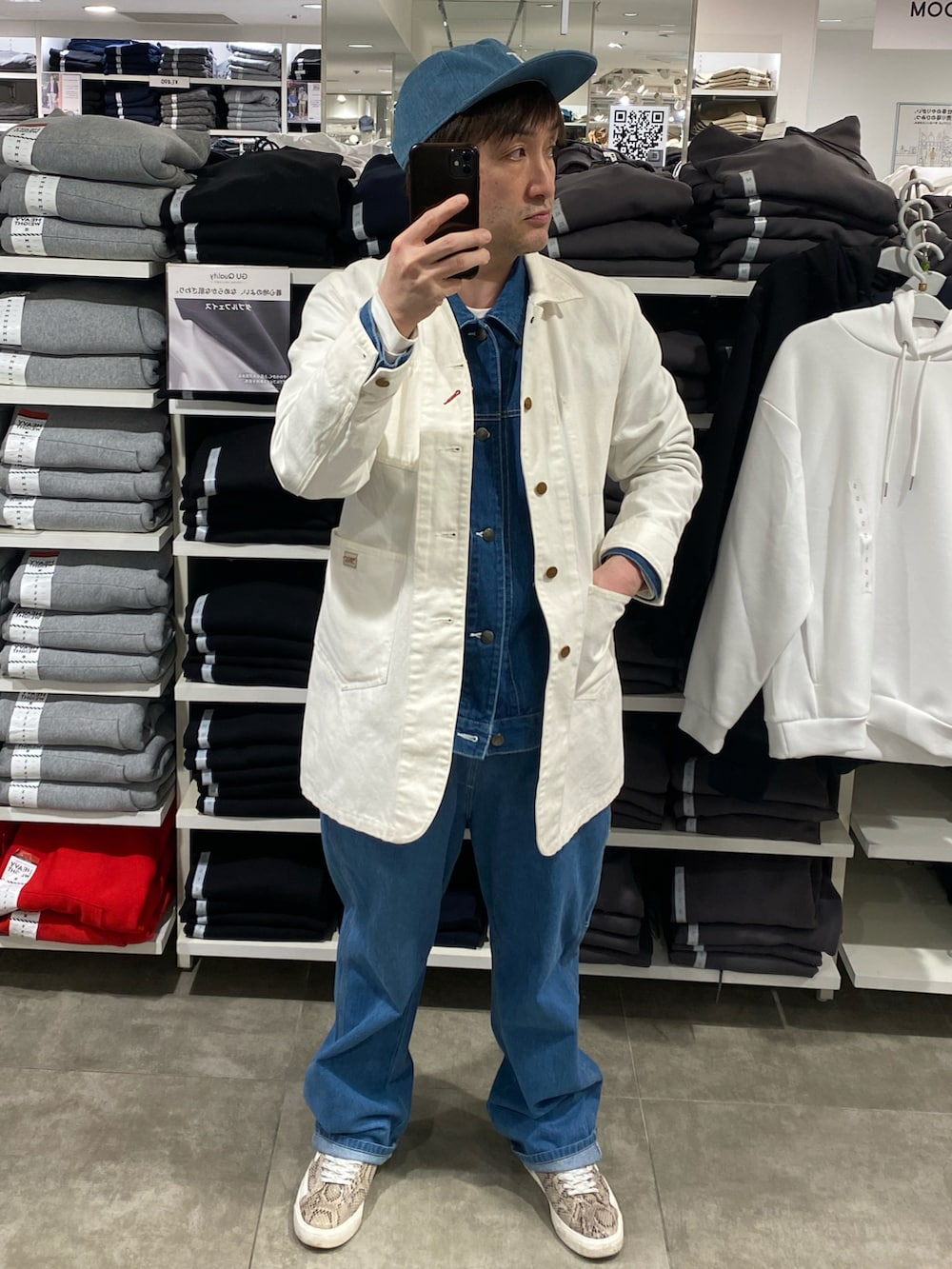 ブルー系のデニムジャケット、ブルー系のデニムパンツ、その他のスニーカーを着用したメンズの春コーディネートの2枚目の写真