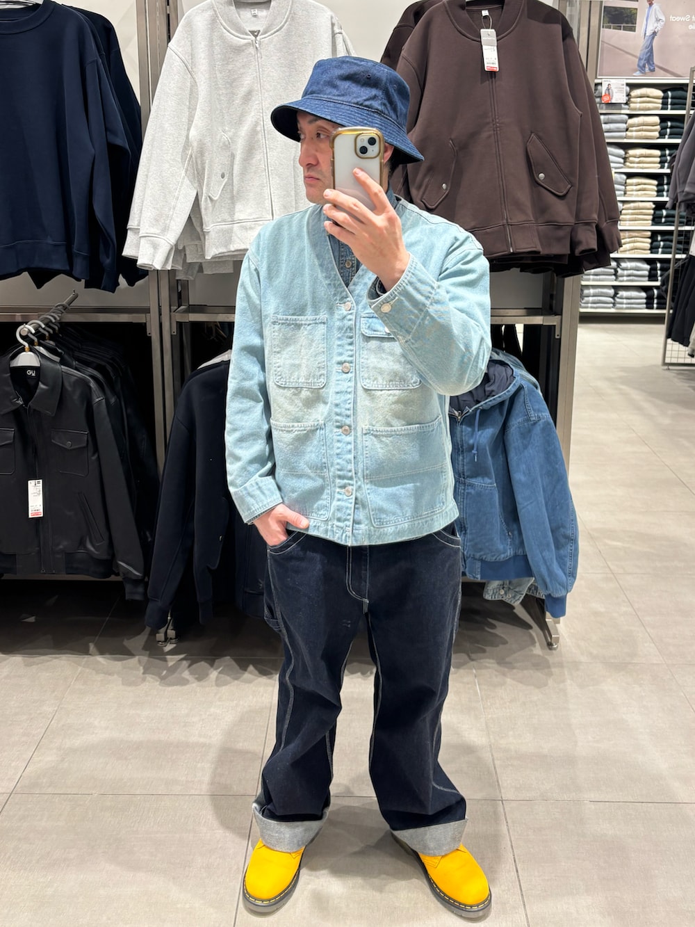 イエロー系のシューズ、ブルー系のカーゴパンツ、ブルー系のその他アウターを着用したメンズの冬コーディネートの2枚目の写真