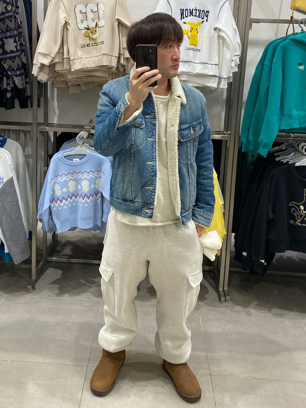 ブルー系のデニムジャケット、グレー系のカーゴパンツ、ブラウン系のブーツを着用したメンズの冬コーディネートの3枚目の写真