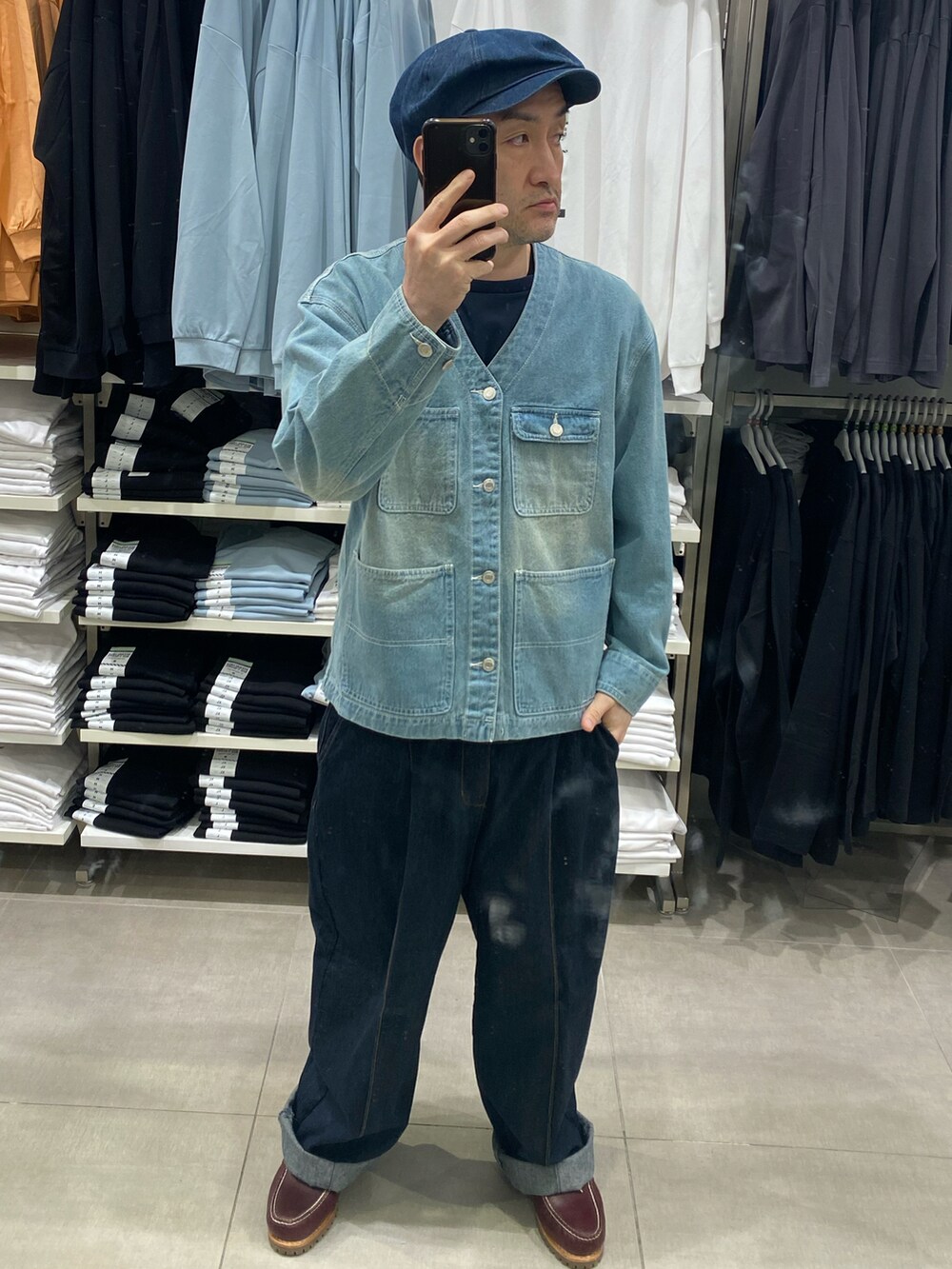 ブルー系のデニムジャケット、ブルー系のデニムパンツ、ブラウン系のモカシン/デッキシューズを着用したメンズの春コーディネートの2枚目の写真