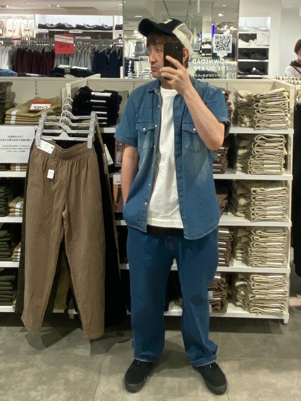 ブルー系のシャツ/ブラウス、ブルー系のデニムパンツ、ホワイト系のTシャツ/カットソーを着用したメンズの夏コーディネートの2枚目の写真