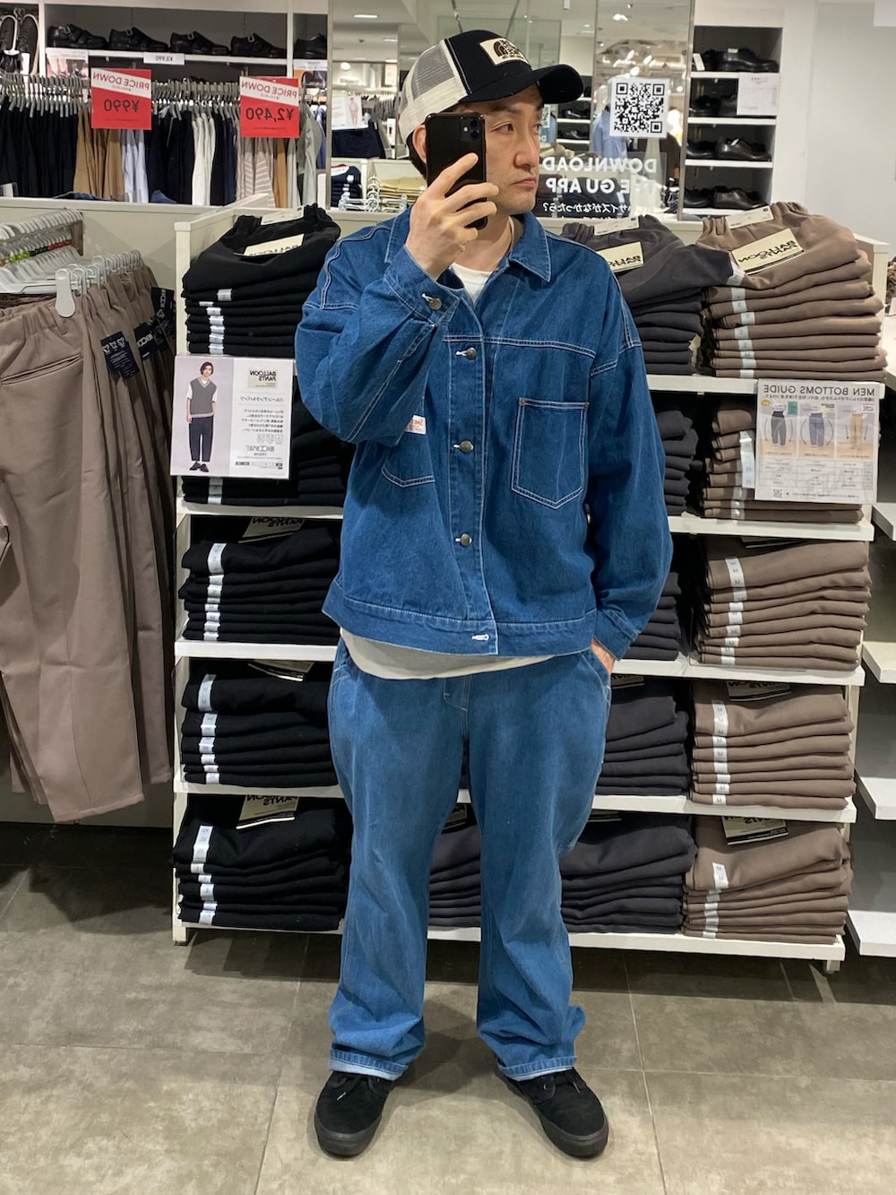 ブルー系のデニムジャケット、ホワイト系のTシャツ/カットソー、ブルー系のデニムパンツを着用したメンズの夏コーディネートの2枚目の写真