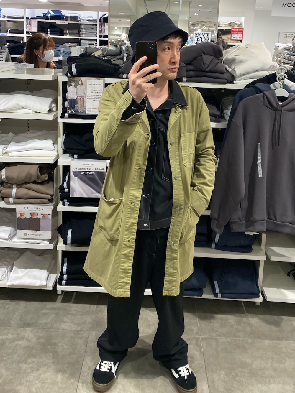 ブラック系のセットアップ、グリーン系のその他アウター、ブラック系のスニーカーを着用したメンズの春コーディネートの3枚目の写真