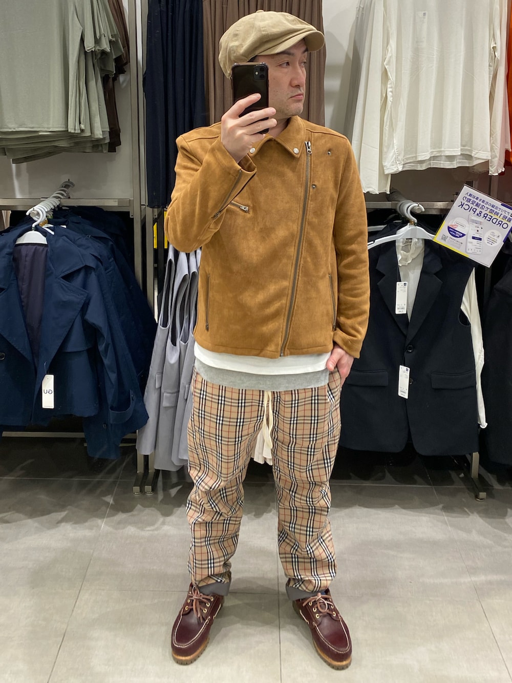 ブラウン系のライダースジャケット、ベージュ系のパンツ、ブラウン系のモカシン/デッキシューズを着用したメンズの春コーディネートの3枚目の写真
