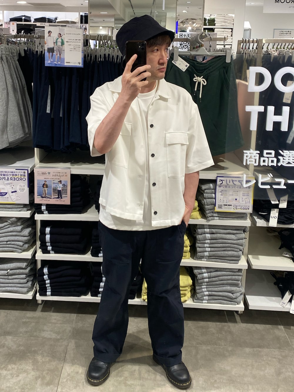 ホワイト系のシャツ/ブラウス、ブルー系のその他パンツ、ブラック系のドレスシューズを着用したメンズの夏コーディネートの2枚目の写真