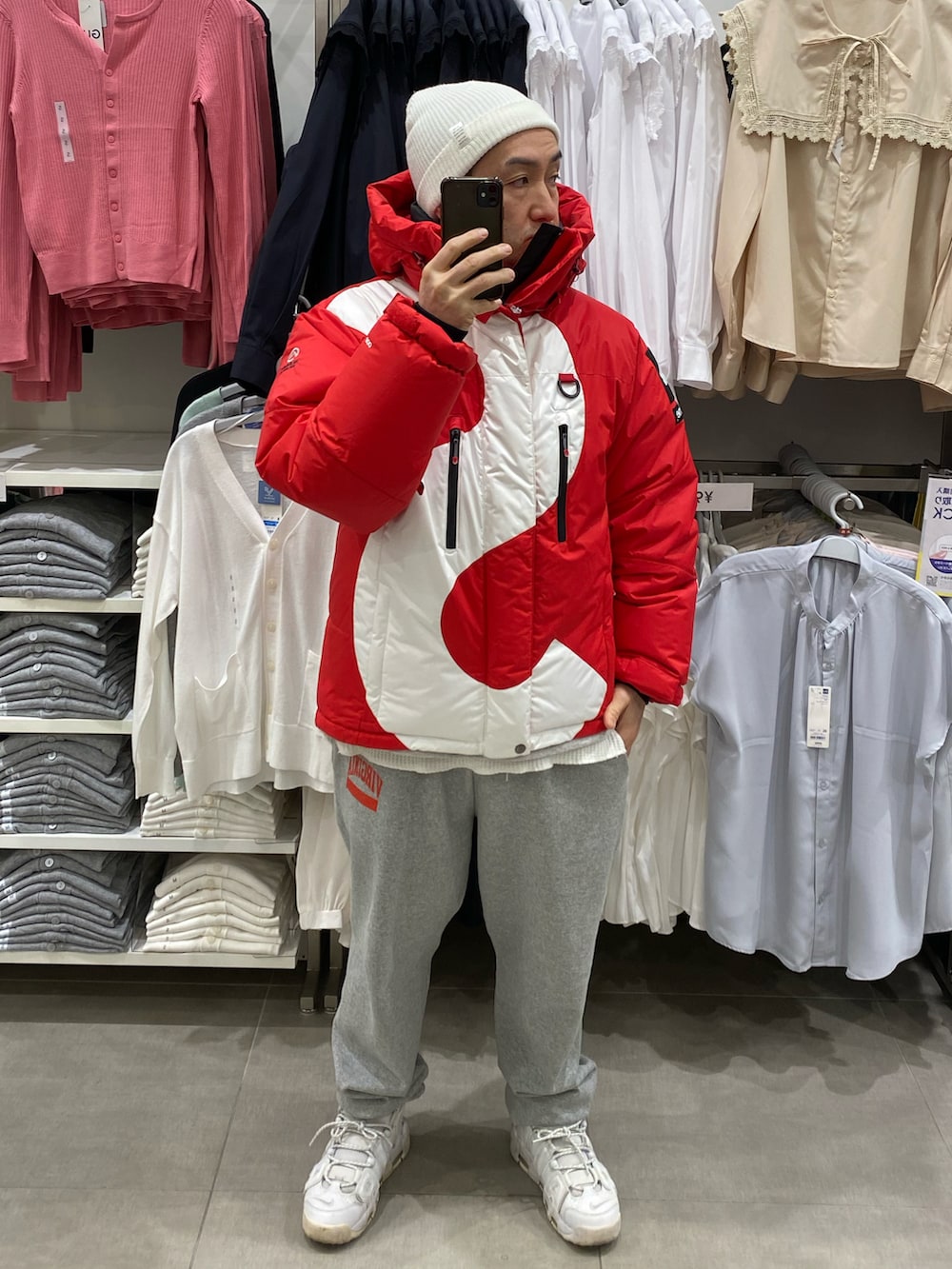 グレー系のスウェット、グレー系のスウェットパンツ、ホワイト系のスニーカーを着用したメンズの冬コーディネートの4枚目の写真