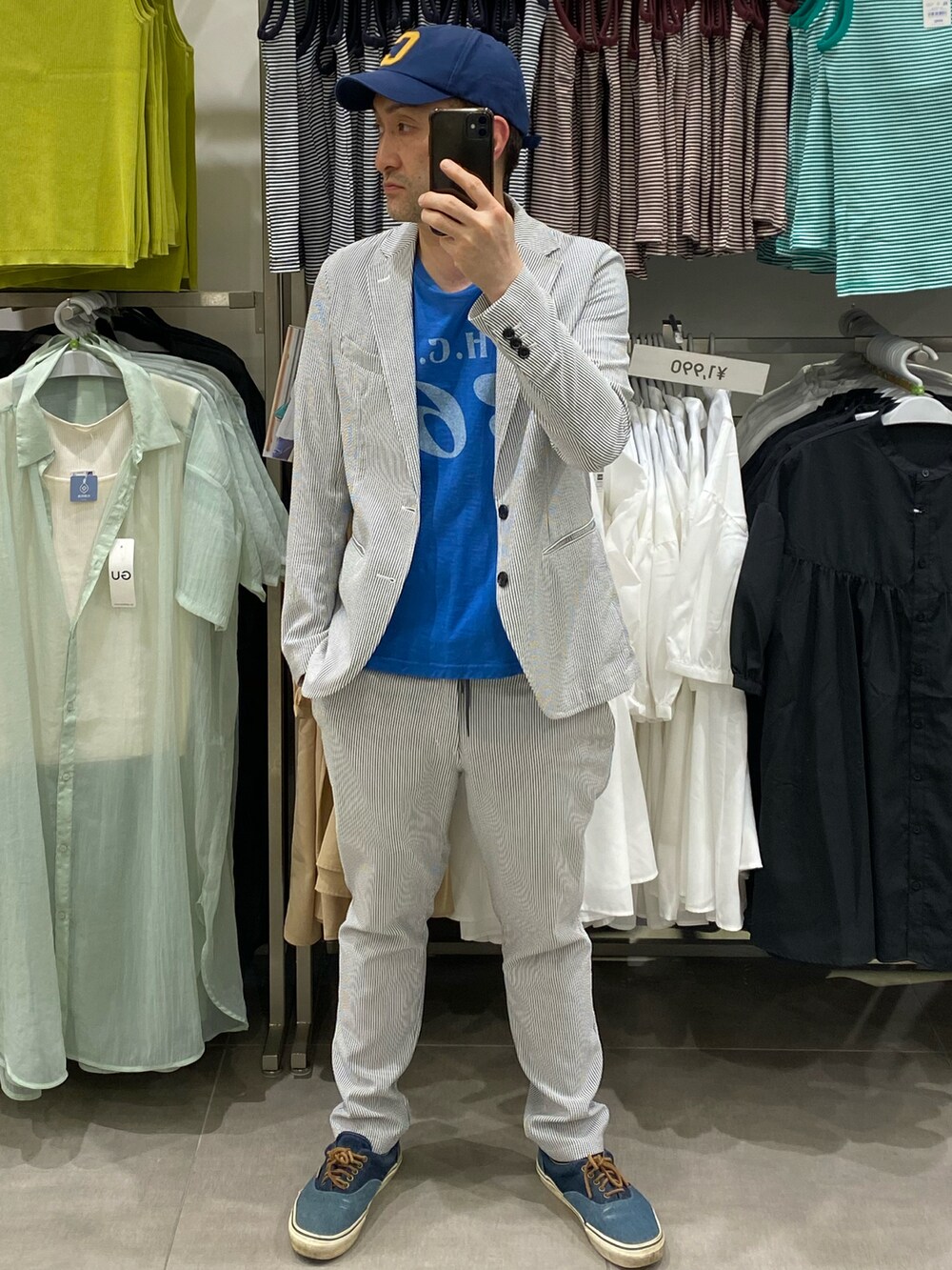 ブルー系のTシャツ/カットソー、その他のテーラードジャケット、その他のスラックスを着用したメンズの夏コーディネートの4枚目の写真