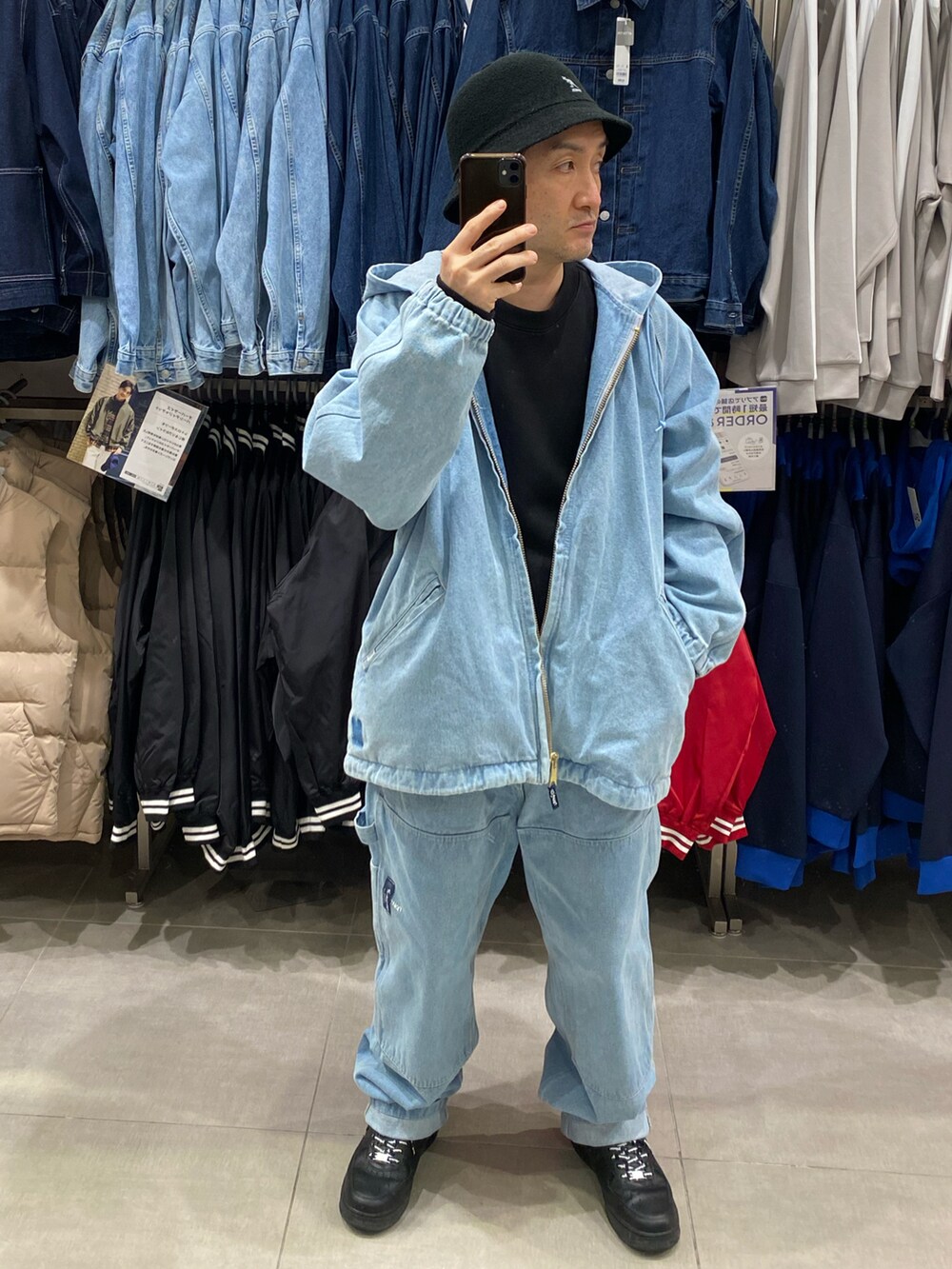 ブラック系のスウェット、ブルー系のその他パンツ、ブラック系のスニーカーを着用したメンズの秋コーディネートの4枚目の写真