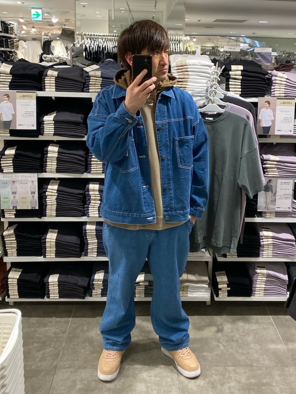 ブラウン系のスウェット、ブラウン系のパーカー、ブルー系のデニムジャケットを着用したメンズの春コーディネートの3枚目の写真