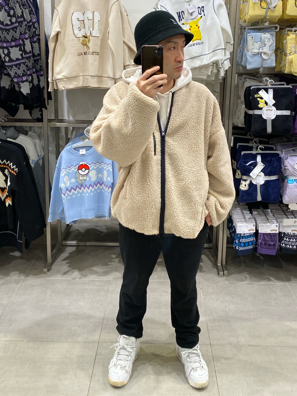 ベージュ系のブルゾン、ホワイト系のスニーカー、ブラック系のハットを着用したメンズの秋コーディネートの4枚目の写真