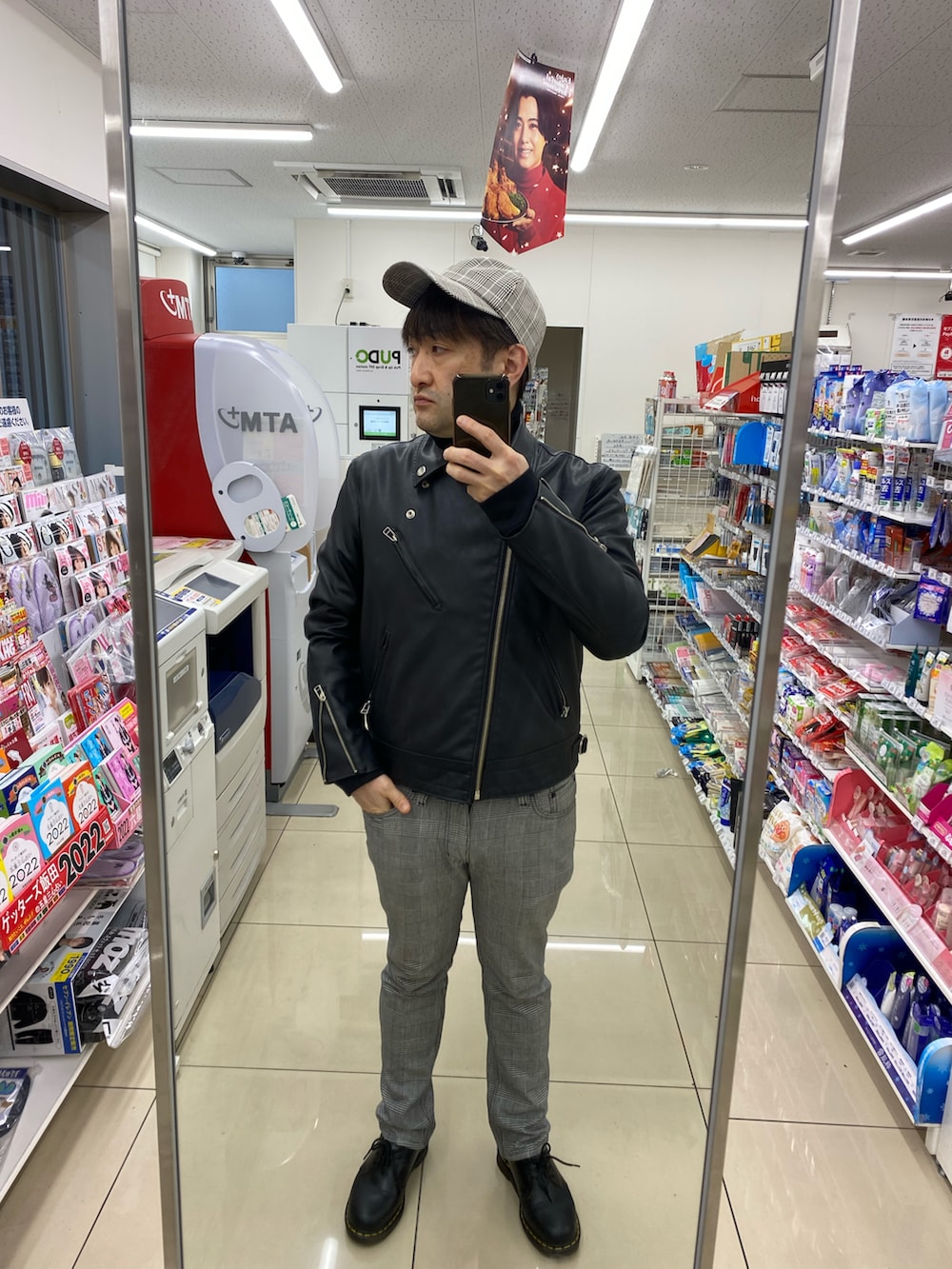 その他のパンツ、ブラック系のライダースジャケット、ブラック系のドレスシューズを着用したメンズの冬コーディネートの2枚目の写真