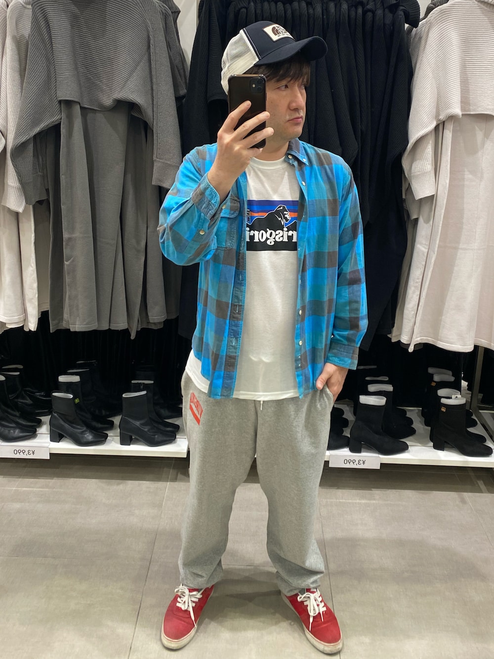 ホワイト系のTシャツ/カットソー、グレー系のスウェットパンツ、ブラック系のキャップを着用したメンズの秋コーディネートの3枚目の写真