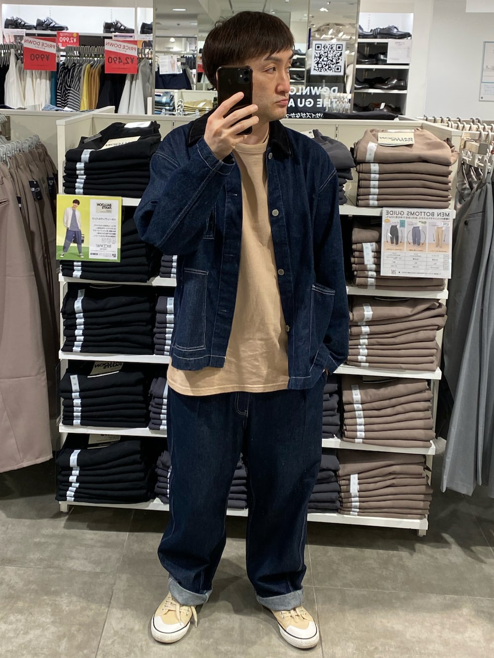 ベージュ系のTシャツ/カットソー、ブルー系のカバーオール、ブルー系のデニムパンツを着用したメンズの春コーディネートの5枚目の写真