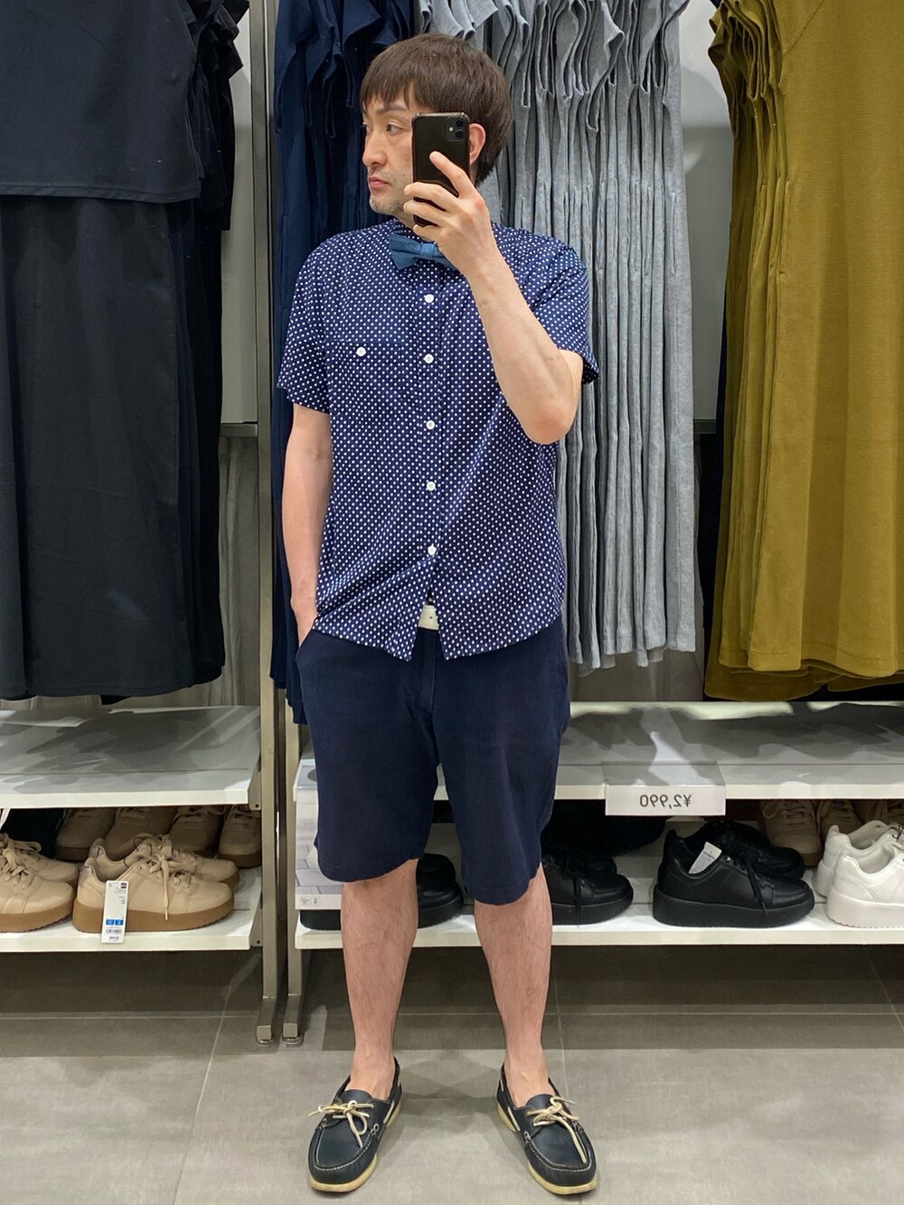 ブルー系のシャツ/ブラウス、ブルー系のその他パンツ、ブルー系のモカシン/デッキシューズを着用したメンズの夏コーディネートの3枚目の写真