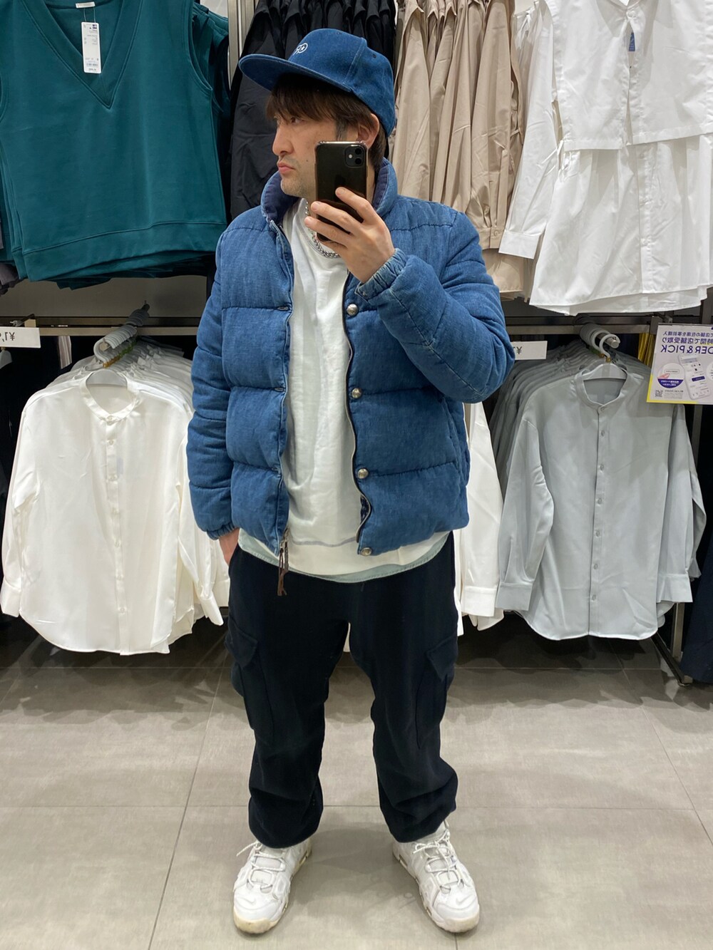 ブラック系のカーゴパンツ、ホワイト系のスニーカー、ホワイト系のスウェットを着用したメンズの冬コーディネートの2枚目の写真