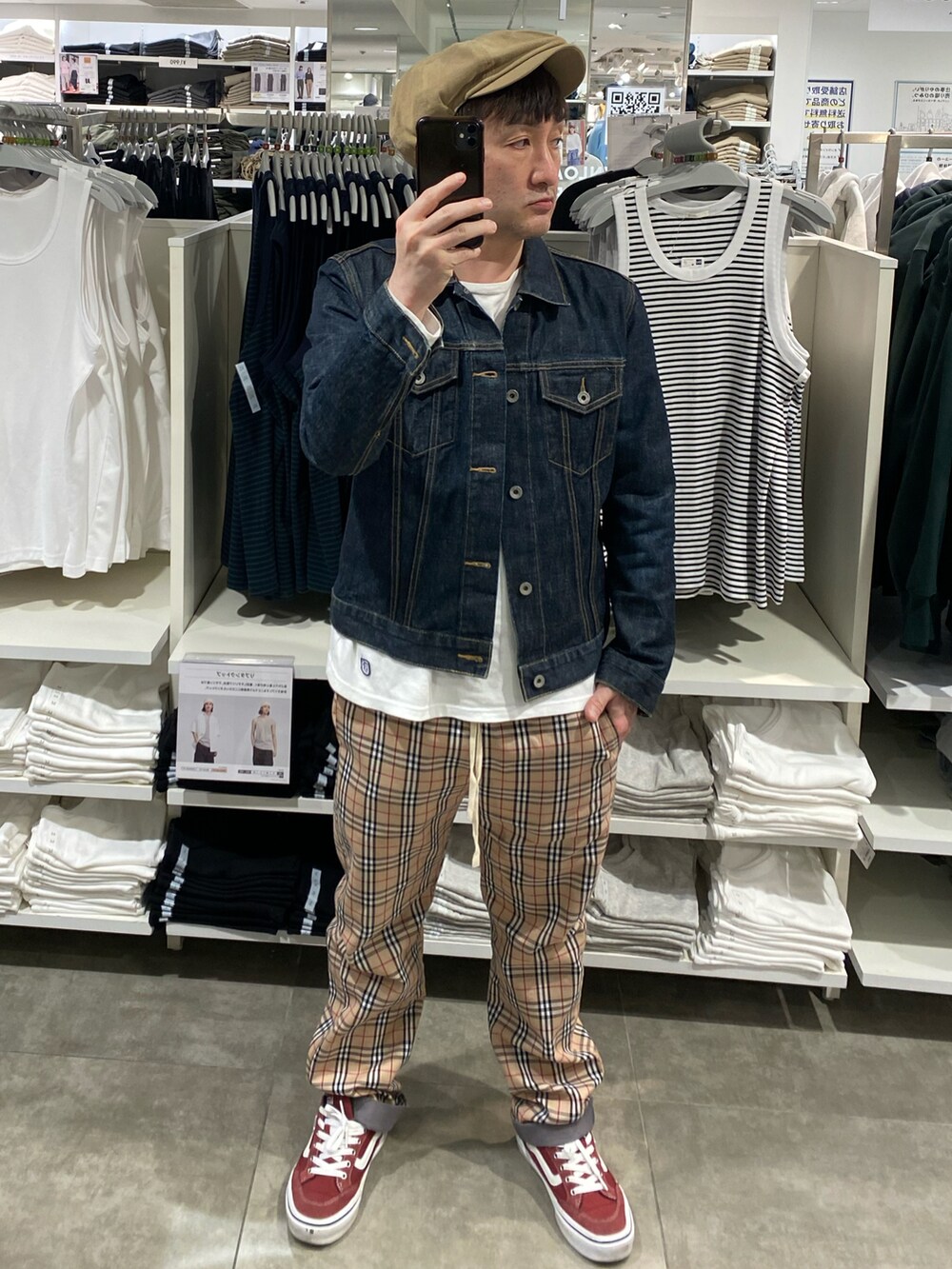 ブルー系のデニムジャケット、ホワイト系のTシャツ/カットソー、ベージュ系のパンツを着用したメンズの春コーディネートの3枚目の写真