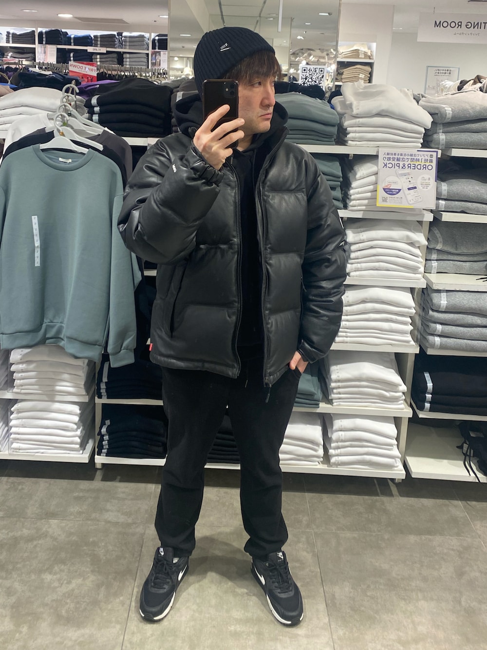 ブラック系のダウンジャケット/コート、ブラック系のその他パンツ、ブラック系のスニーカーを着用したメンズの冬コーディネートの2枚目の写真
