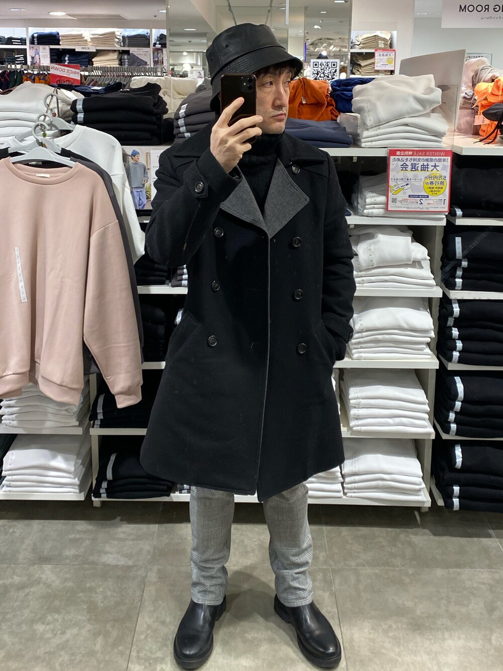 ブラック系のジャケット/アウター、ブラック系のニット/セーター、その他のパンツを着用したメンズの冬コーディネートの3枚目の写真