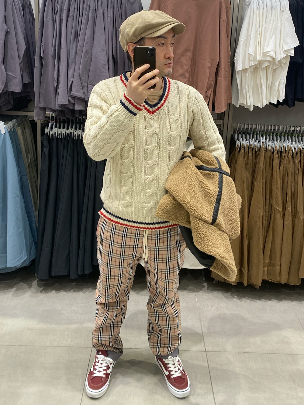 ベージュ系のブルゾン、ホワイト系のニット/セーター、ベージュ系のパンツを着用したメンズの冬コーディネートの5枚目の写真