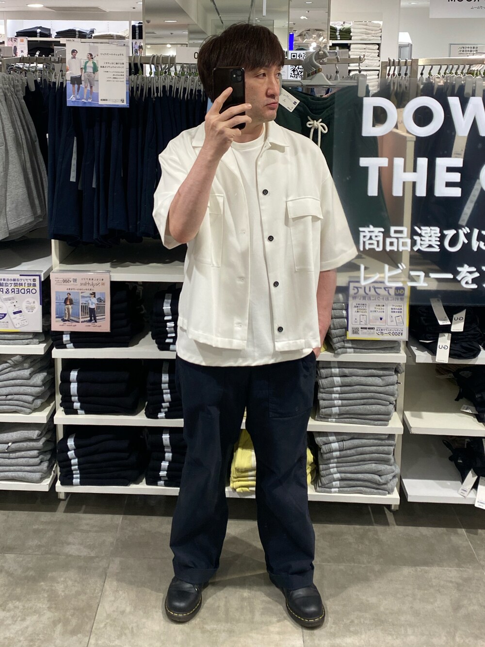 ホワイト系のシャツ/ブラウス、ブルー系のその他パンツ、ブラック系のドレスシューズを着用したメンズの夏コーディネートの3枚目の写真