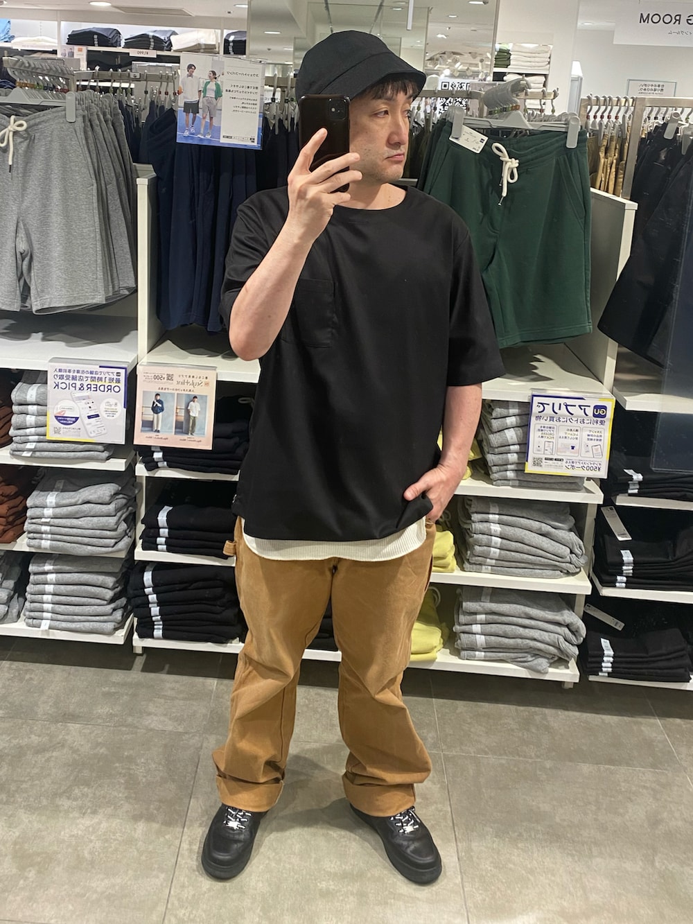 ブラック系のTシャツ/カットソー、ブラウン系のその他パンツ、ブラック系のスニーカーを着用したメンズの夏コーディネートの3枚目の写真