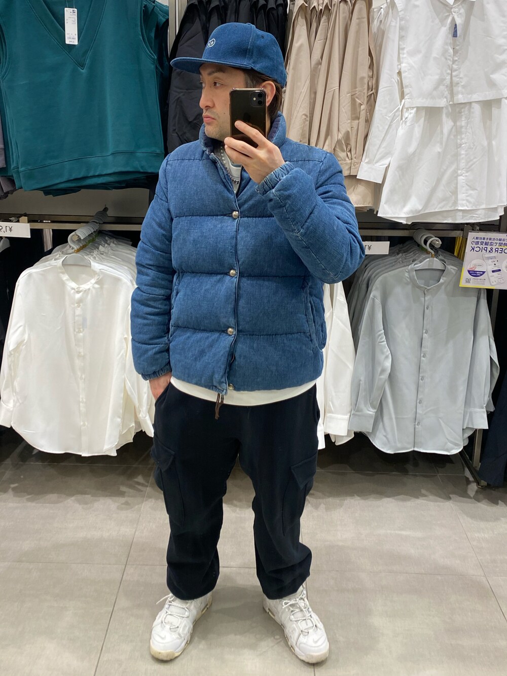 ブラック系のカーゴパンツ、ホワイト系のスニーカー、ホワイト系のスウェットを着用したメンズの冬コーディネートの4枚目の写真