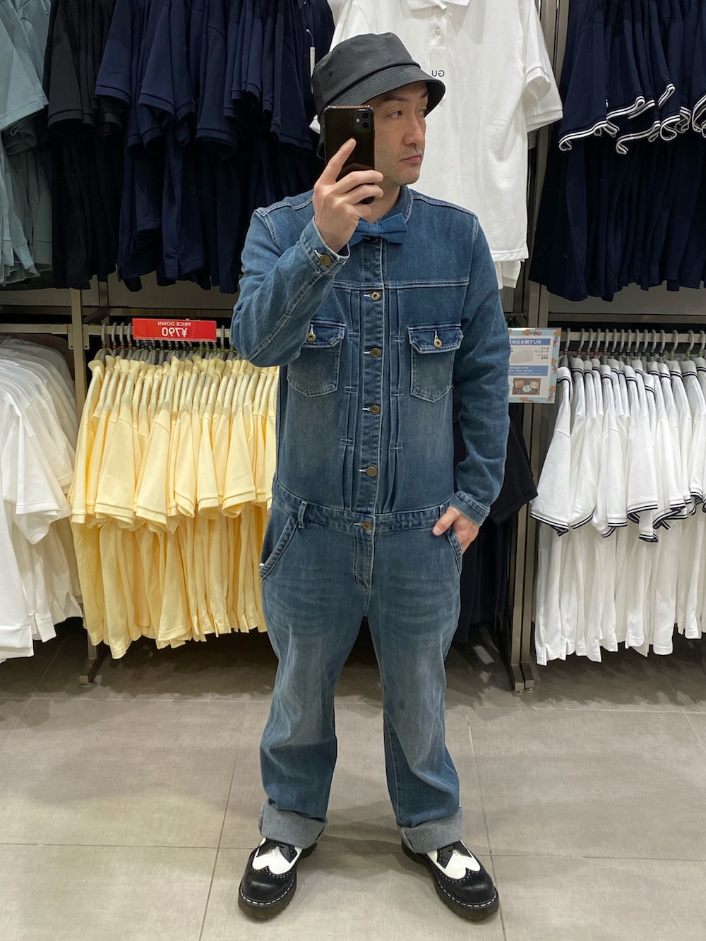 ブルー系のつなぎ/オールインワン、ブラック系のドレスシューズ、ブラック系のハットを着用したメンズの夏コーディネートの2枚目の写真