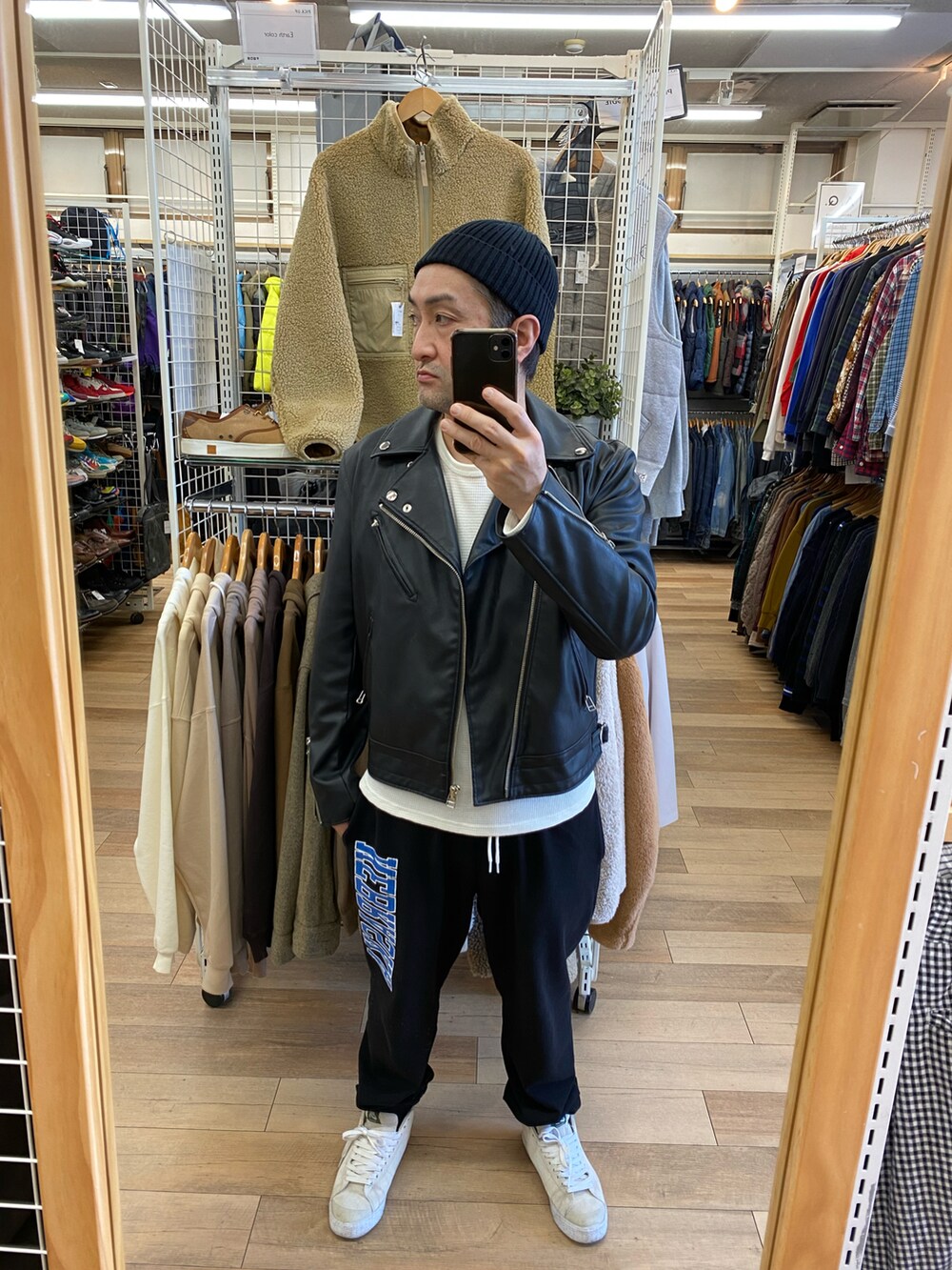 ブラック系のライダースジャケット、ホワイト系のTシャツ/カットソー、ブラック系のスウェットパンツを着用したメンズの秋コーディネートの3枚目の写真