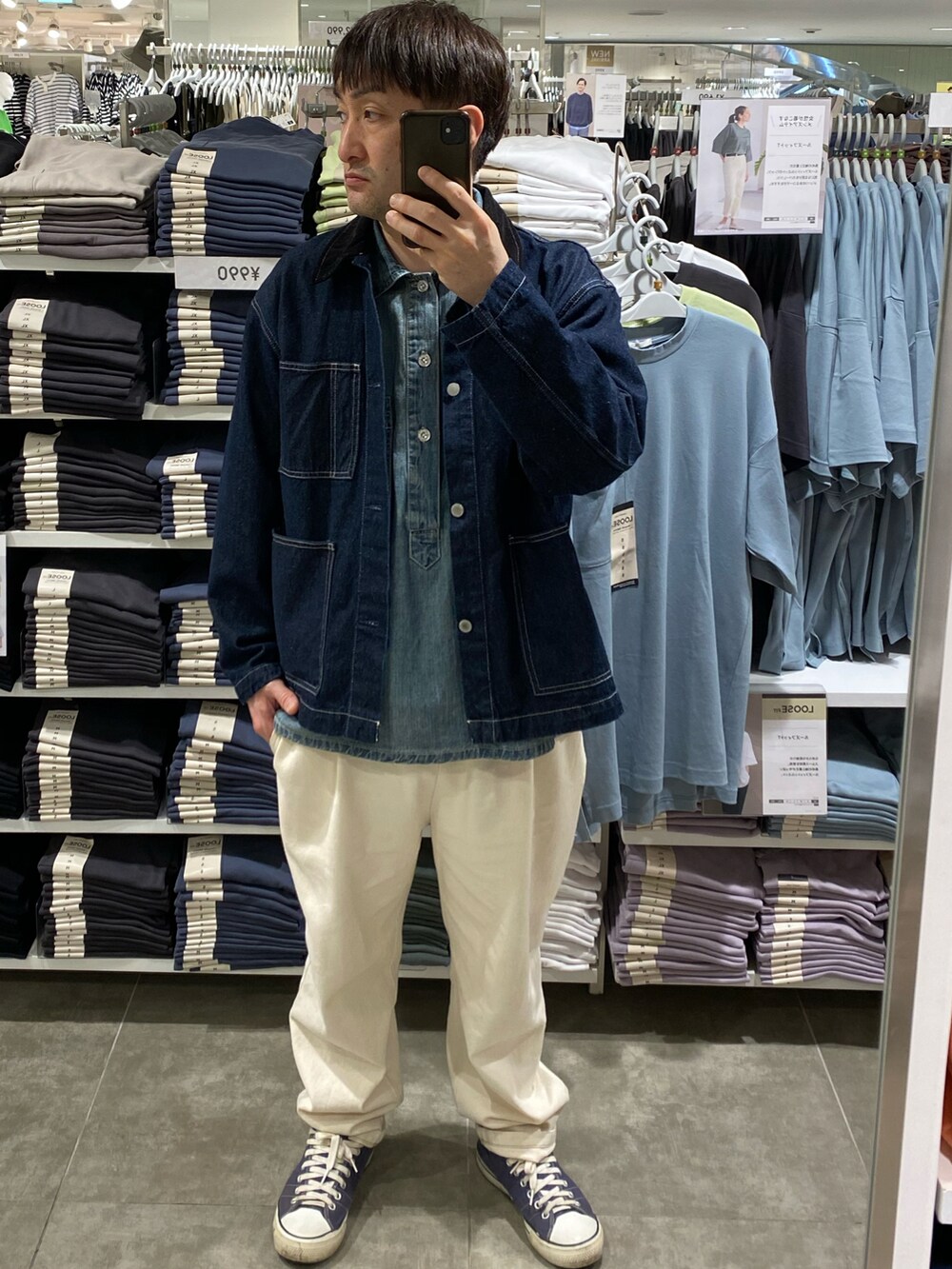 ブルー系のシャツ/ブラウス、ブルー系のカバーオール、ホワイト系のスラックスを着用したメンズの春コーディネートの2枚目の写真