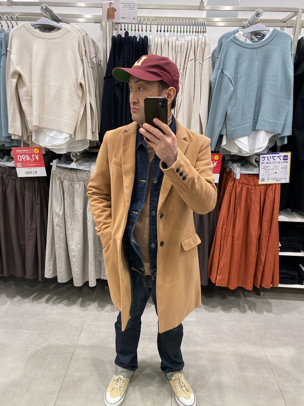 ブルー系のデニムジャケット、ブルー系のデニムパンツ、ベージュ系のスニーカーを着用したメンズの冬コーディネートの3枚目の写真